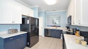 House, 5 Bedrooms | Private kitchen