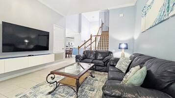 House, 5 Bedrooms | Living area