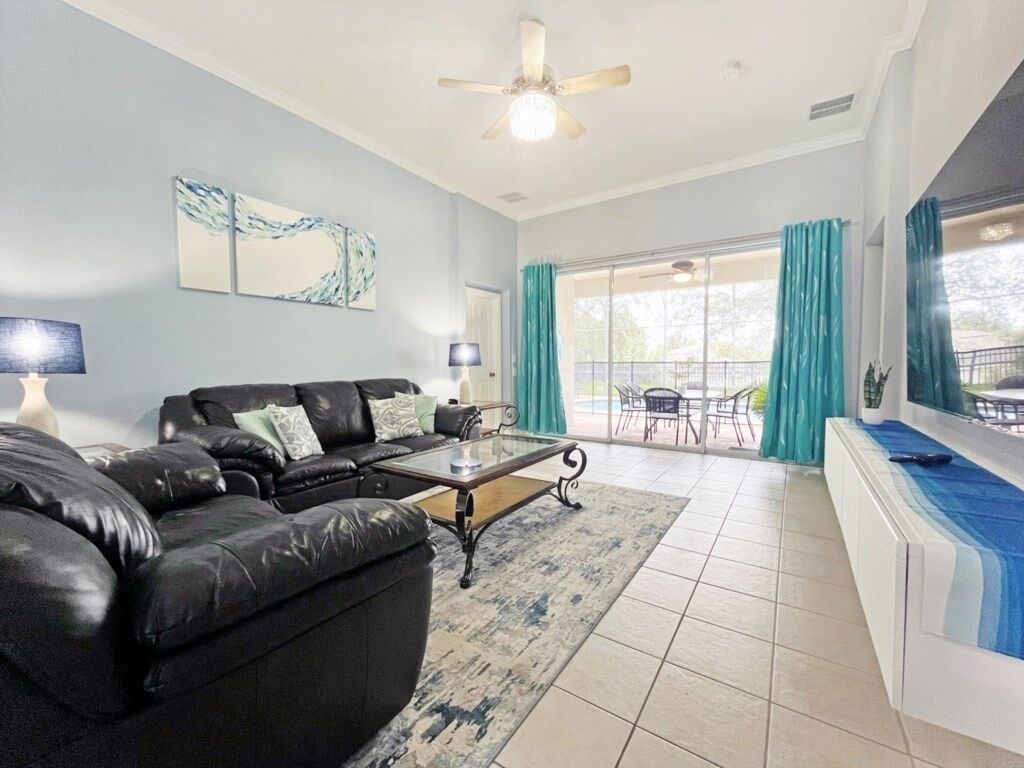 House, 5 Bedrooms | Living area