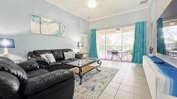 House, 5 Bedrooms | Living area