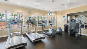 Ett gym med löpband, crosstrainers och styrketräningsutrustning.