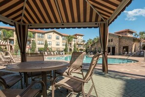 Condo, 2 Bedrooms | Tempat makan luar