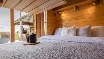 1 bedroom, bed sheets