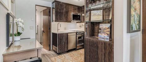 KĂŒhlschrank, Mikrowelle, Ofen, Herdplatte