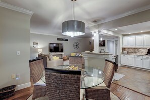 Interior - Sunset Rentals | Turnberry 298 | Dog Friendly (Hilton Head Island)