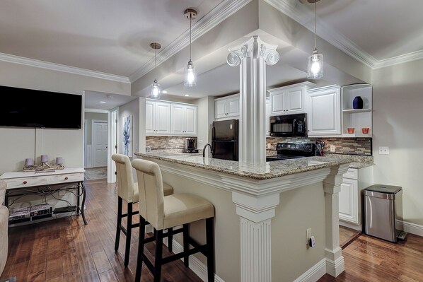 Fridge, microwave, stovetop, dishwasher - Sunset Rentals | Turnberry 298 | Dog Friendly (Hilton Head Island)