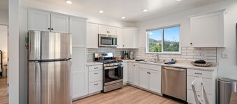 8 Mile House Deluxe-Experience California Tranquility at this Historical Home