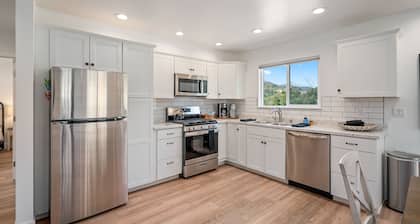 8 Mile House Deluxe-Experience California Tranquility at this Historical Home