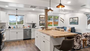 Micro-ondes, plaque de cuisson, lave-vaisselle, cafetiĂšre/bouilloire