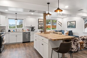 Mikroaaltouuni, liesi, astianpesukone, kahvin-/teenkeitin