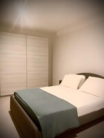 1 habitación, decoración personalizada y tabla de planchar con plancha 