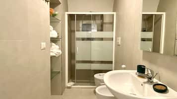 Apartment | Badezimmer | Badewanne und Dusche (separat), Komfortbadewanne, Haartrockner, Bidet