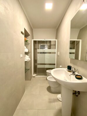 Apartment | Bathroom | Separate tub and shower, deep soaking tub, hair dryer, bidet - Dimora Svevia (Manfredonia)