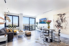 Smart TV, chimenea, estéreo y oficina