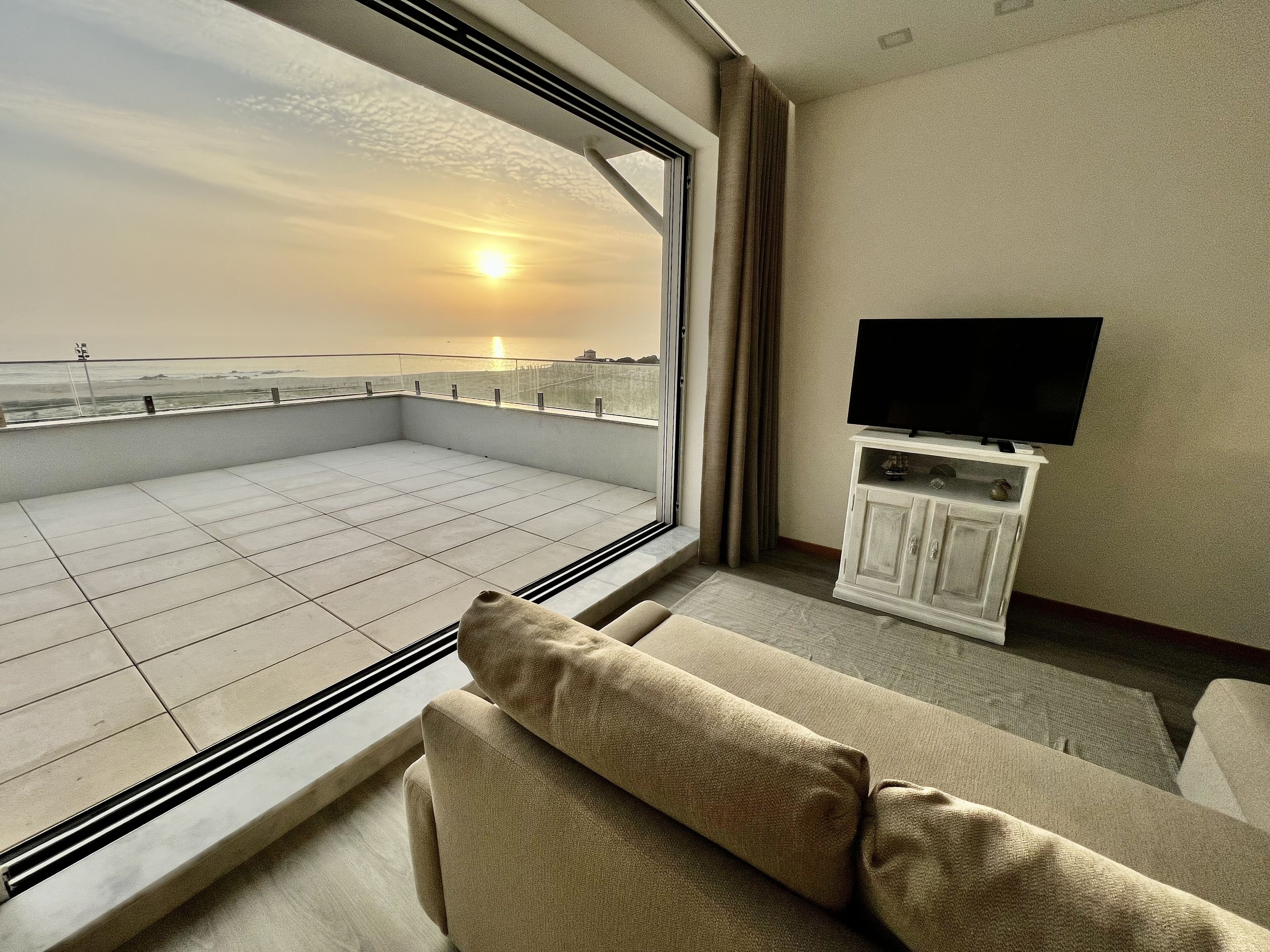 Breathtaking Ocean Front Studio in Povoa de Varzim