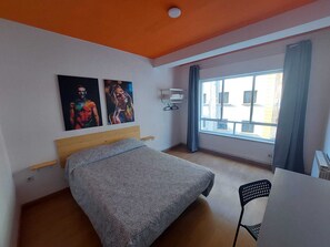 書桌、免費 Wi-Fi