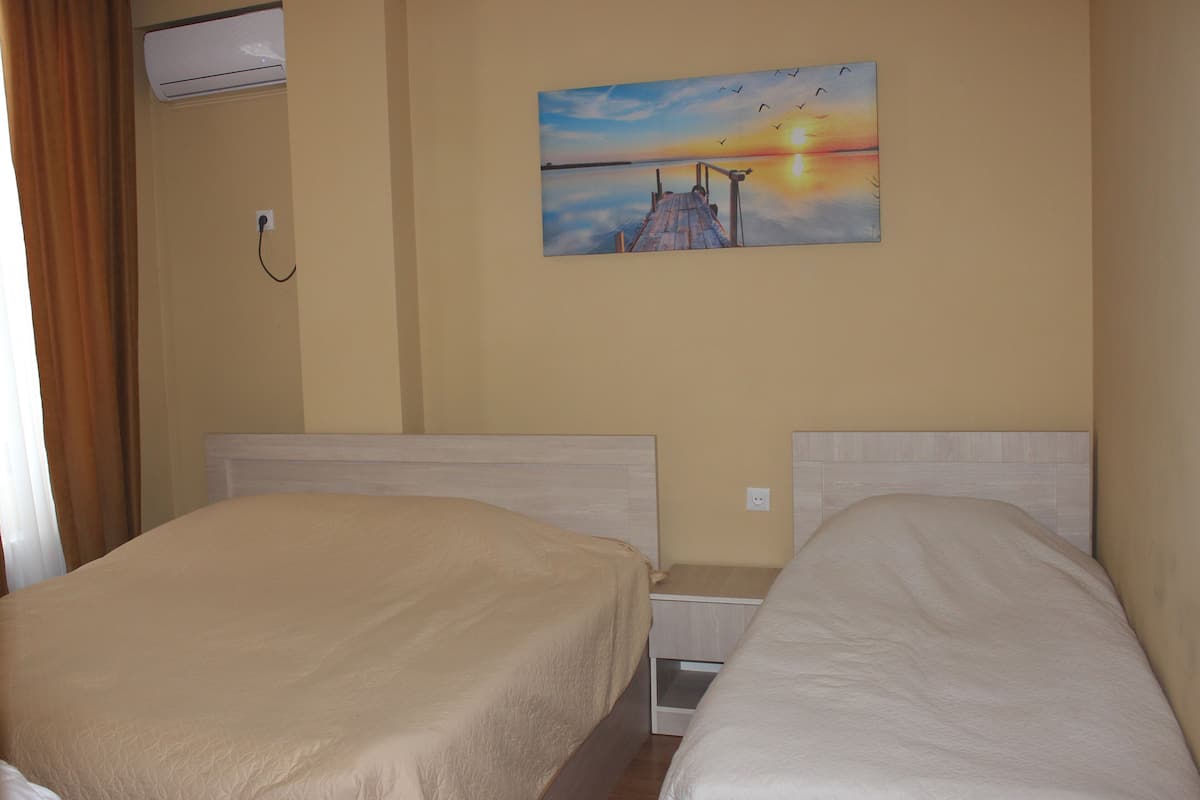Classic Quadruple Room | Desk, free WiFi