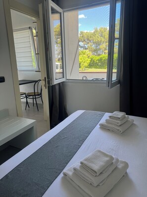 Basic Apartment | 1 bedroom, down comforters, memory foam beds, blackout drapes - Aragon Cottage Appartament  (Isola di Capo Rizzuto)