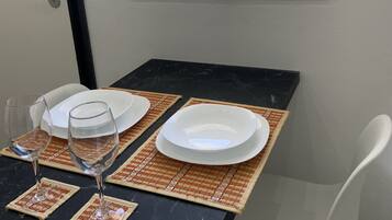 Departamento básico | Cocina privada | Refrigerador con congelador, horno, lavavajillas y cafetera de espresso