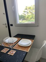 Apartamento básico | Cozinha privada | Geladeira grande, fogão, lava-louças, máquina de café expresso