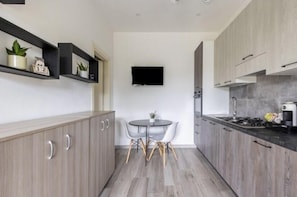 Deluxe-Apartment | Eigene Küche | Großer Kühlschrank, Ofen, Geschirrspüler, Espressomaschine