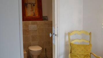 Sèche-cheveux, serviettes fournies, savon, papier toilette