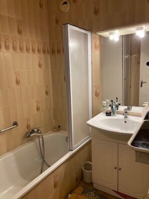 Haartrockner, Handtücher, Seife, Toilettenpapier