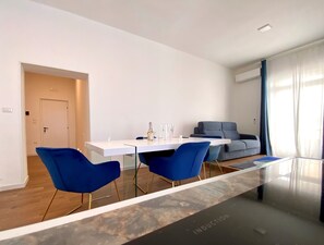 Apartment | Wohnbereich | Flachbildfernseher
