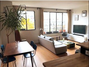 Télévision, lecteur de DVD, livres, vidéothèque