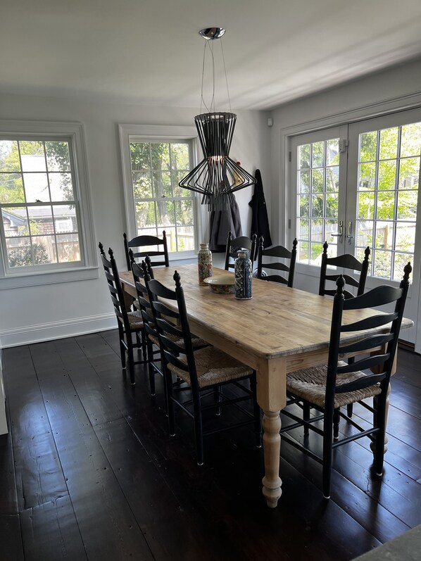 Dining - 1830 Restored House on Best Street in Sag Harbor 3 Blocks to Shops & Restaurants (Sag Harbor)