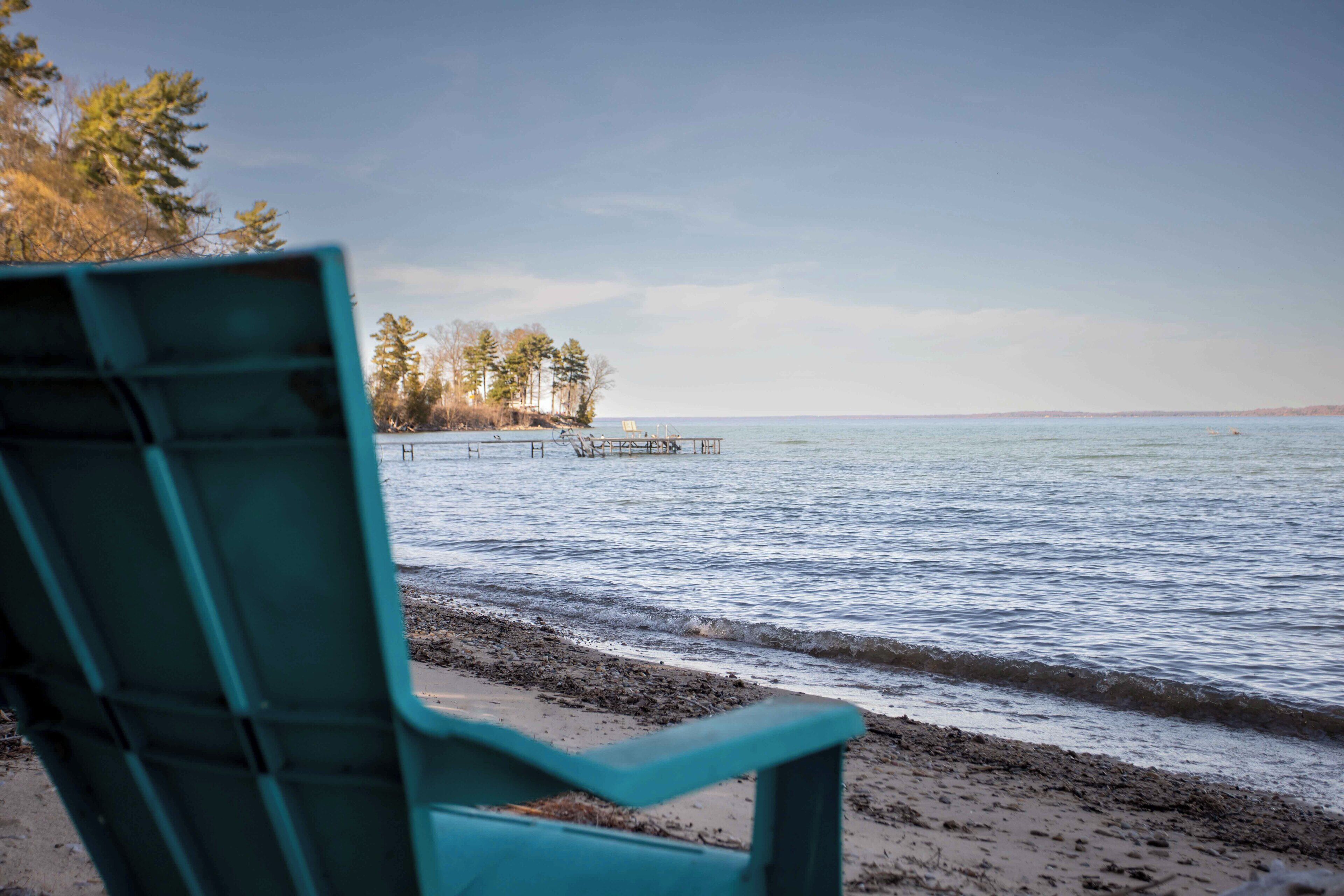 Plage, chaises longues, serviettes de plage