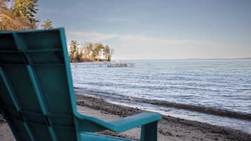 Plage, chaises longues, serviettes de plage