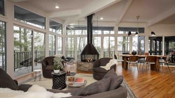 TV connectée, cheminée, baby-foot, livres