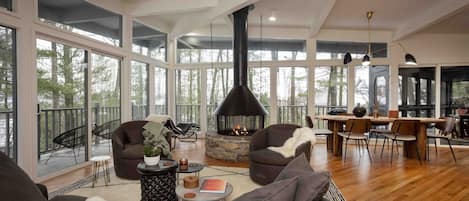 Smart-TV, Kamin, Tischfußball, Bücher