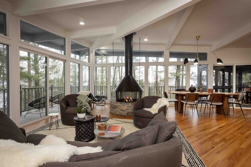 Luxury MCM Retreat. Sleeps. Beach Access. Hot tub. Private, close to everything.