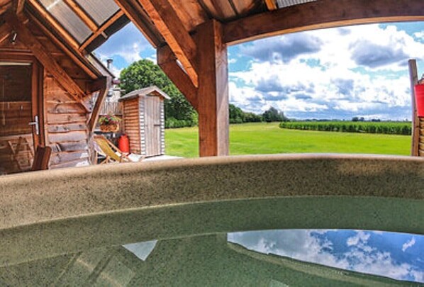 Tina de hidromasaje al aire libre