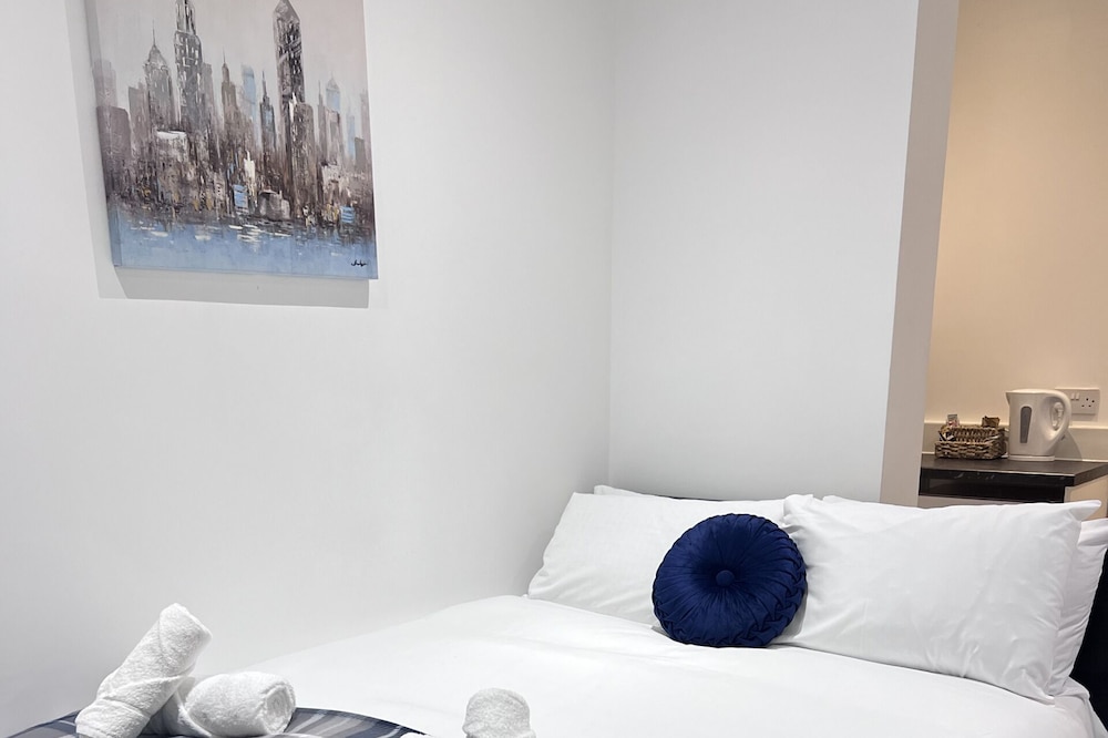 Entire Studio with Private Garden - Free Parking
