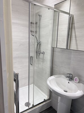 Douche, sèche-cheveux, serviettes fournies