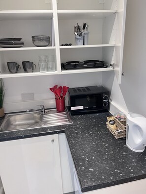 Refrigerador, microondas, cafetera y tetera y tostadora