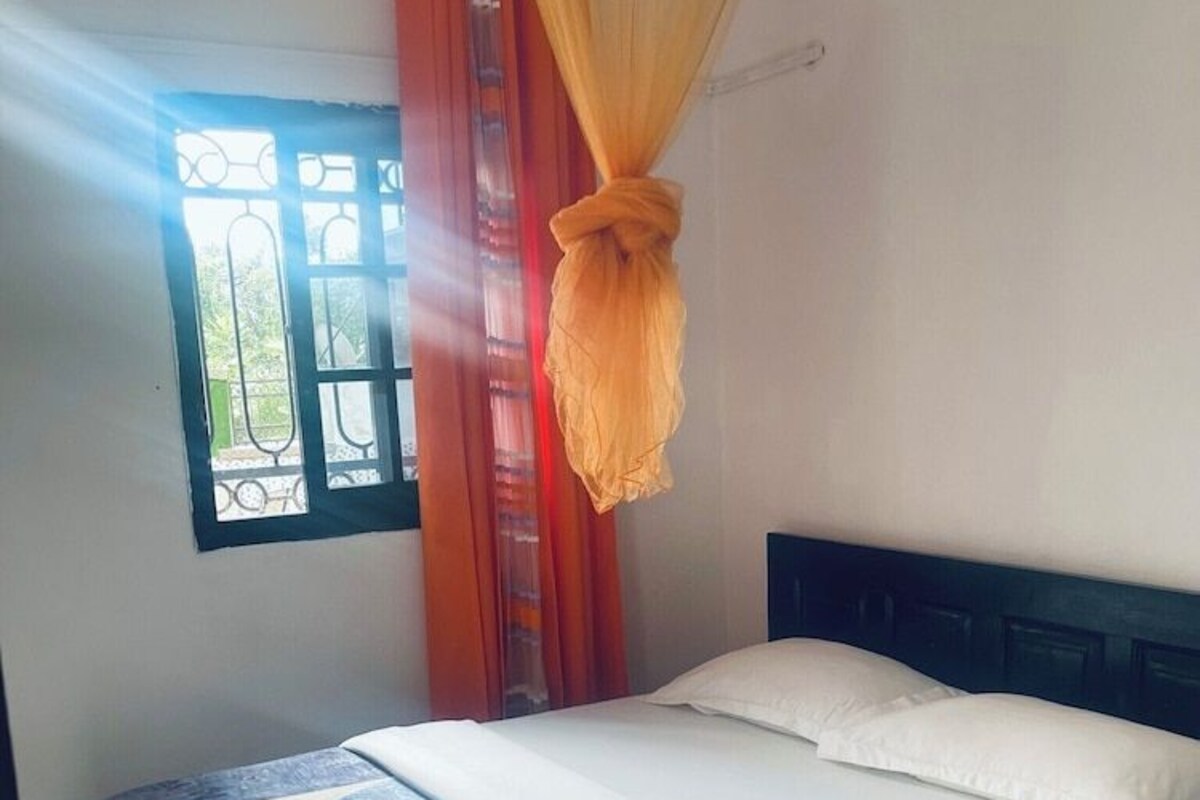 WiFi (free), bed sheets