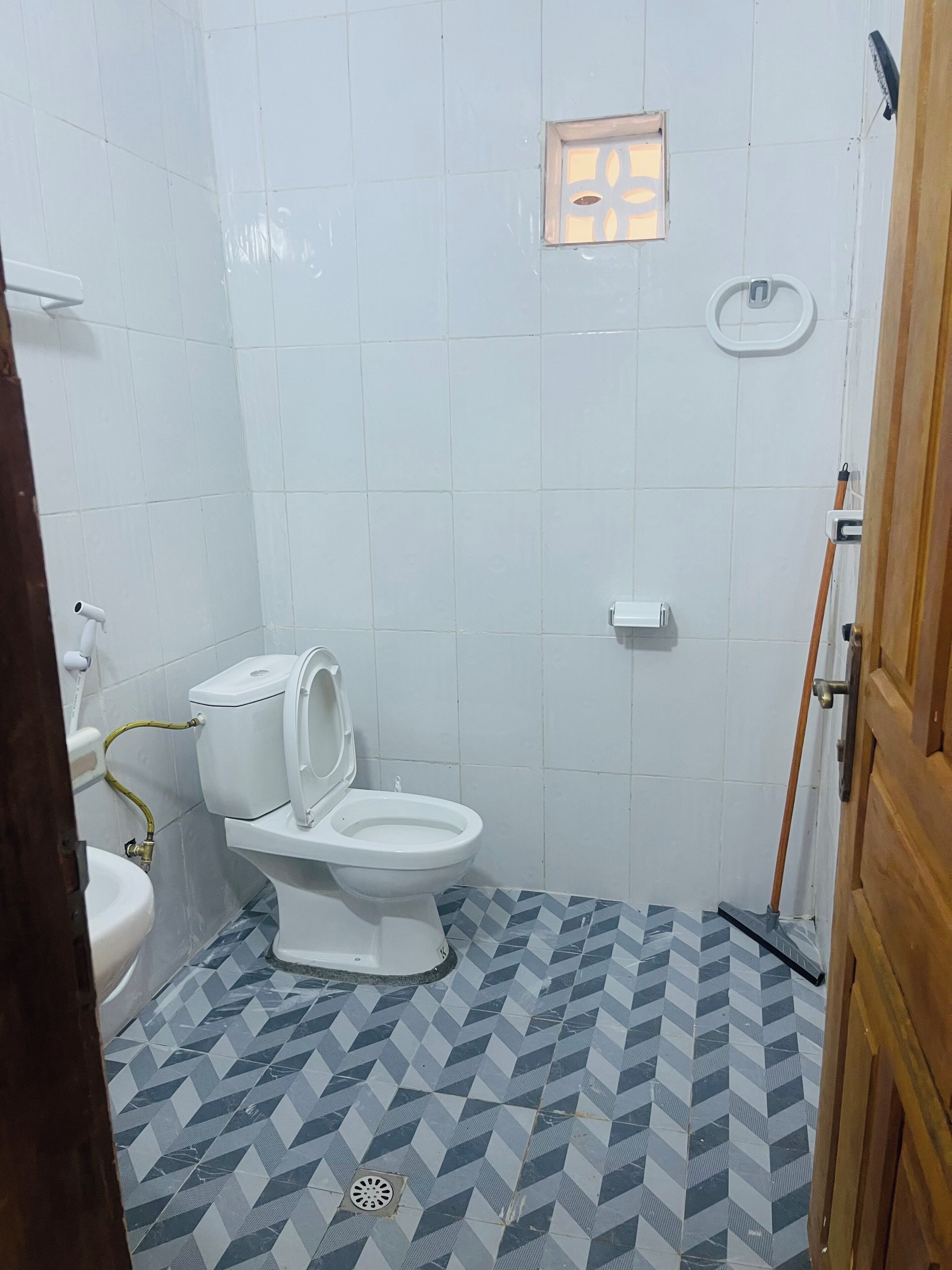 Habitación individual estándar | Baño | Ducha, cabezal de ducha tipo lluvia, zapatillas y toallas