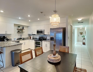 Condo, nhiều giường, ban công, quang cảnh biển (202A) | Bếp riêng | Tủ lạnh, lò vi sóng, lò nướng, bếp nấu 
