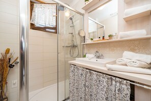 Apartment, 2 Bedrooms, Balcony | Bathroom | Free toiletries, hair dryer - B&B Villa Sumrak Plitvica (Plitvicka Jezera)