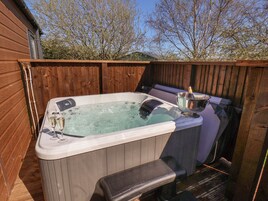 Cottage | Outdoor spa tub