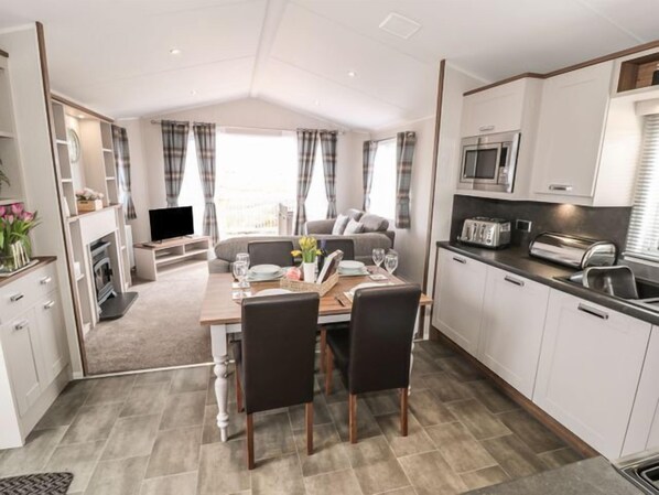 Fridge, electric kettle, toaster, cookware/dishes/utensils - Buttercup Lodge (Saltburn-by-the-Sea)