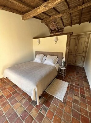 2 bedrooms, in-room safe, iron/ironing board, free WiFi
