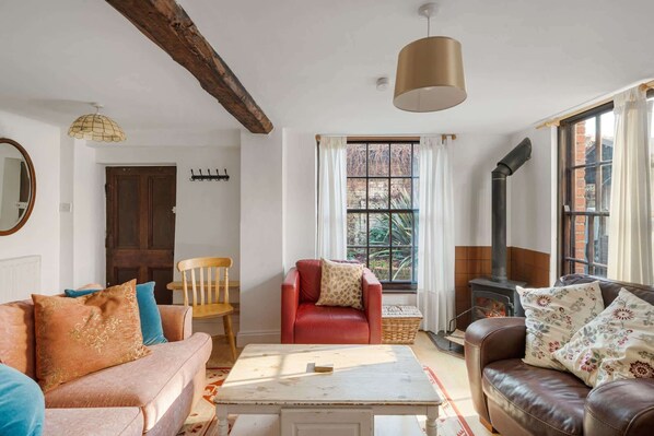 Una televisión, una chimenea, una oficina