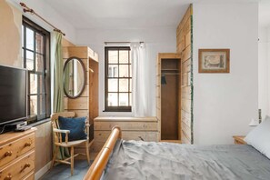 2 bedrooms, desk, iron/ironing board, WiFi