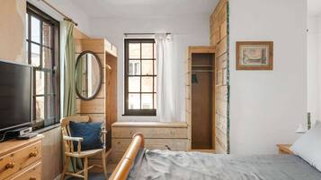 2 bedrooms, desk, iron/ironing board, WiFi