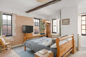 2 bedrooms, desk, iron/ironing board, WiFi